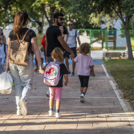 Varios niños a su llegada al CEIP El Constitución con motivo del inicio del curso escolar 2023/2024, a 11 de septiembre de 2023, en Quart de Poblet, Valencia, Comunidad Valenciana (España).