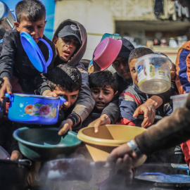 04/04/2024 Niños palestinos reciben alimentos preparados en una cocina benéfica, a 31 de diciembre de 2023.