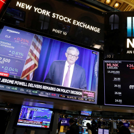 Una pantalla de televisión en el patio de negociación de la Bolsa de Nueva York (NYSE, en sus siglas en inglés) ofrece la rueda de prensa del presidente de la Reserva Federal, Jerome Powell, tras la reunión del banco central estadounidense. REUTERS/An