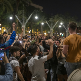 9/5/2021 Varios jóvenes reunidos y en ambiente festivo, en una calle de Barcelona, durante la primera noche sin el estado de alarma, a 9 de mayo de 2021, en Barcelona