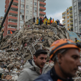 Un grupo de rescatistas buscan víctimas y supervivientes entre los escombros de un edificio que se derrumbó en Adana el 6 de febrero de 2023.