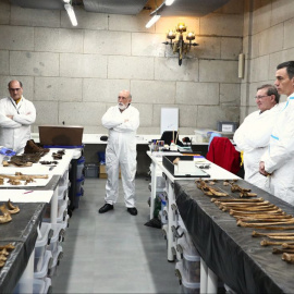 Pedro Sánchez visita los trabajos del laboratorio forense en el Valle de Cuelgamuros