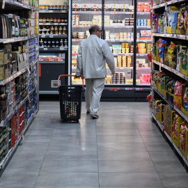 Una persona hace la compra en un supermercado de Madrid, a 3 de octubre de 2023.