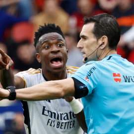 El jugador del Real Madrid, Vinicius Junior, protesta ante el árbitro durante un encuentro.