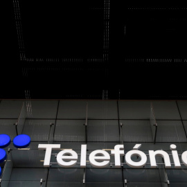 El logo de Telefónica, en su sede en la zona norte de Madrid. REUTERS/Sergio Perez