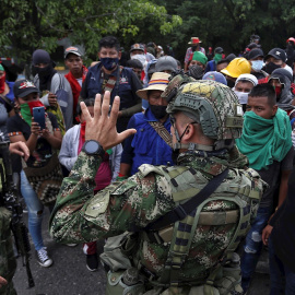 Soldados hablan con indígenas durante una manifestación en Cali (Colombia) este domingo 9 de mayo.