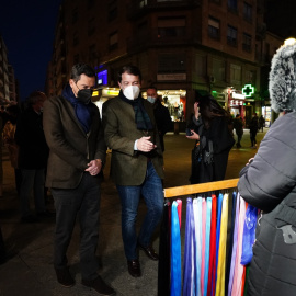 El presidente de la Junta de Andalucía, Juanma Moreno (i) y el candidato del PP a la Presidencia de la Junta de Castilla y León, Alfonso Fernández Mañueco (d), pasean por las calles de Salamanca.