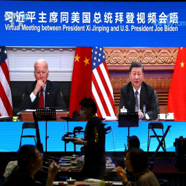 16/11/2021 El presidente chino, Xi Jinping, y su homólogo estadounidense, Joe Biden, en una reunión virtual