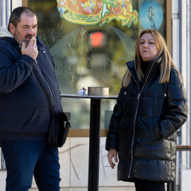 Varias personas fumando en una terraza, a 27 de diciembre de 2023, en Madrid.