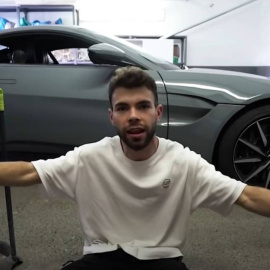 El 'youtuber' Salva estrella su nuevo coche, un Aston Martin, poco después de comprarlo (captura de vídeo)