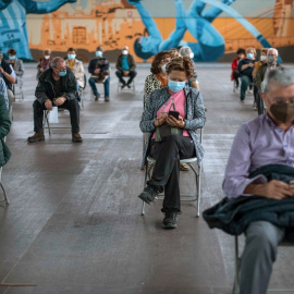 Varias personas esperan por si tienen efectos secundarios, tras recibir la vacuna contra el coronavirus en Expourense, en una imagen de archivo.