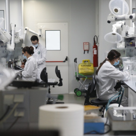 Varios trabajadores en el laboratorio de la fábrica de Reig Jofre, en Barcelona, Catalunya, a 26 de marzo de 2021.