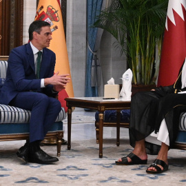 El presidente del Gobierno, Pedro Sánchez, con el emir del Estado de Catar, Tamim Hamad Al-Thani, en el Palacio de Lusail, en Doha.