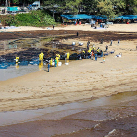 Una foto de un folleto proporcionada por la Marina Real de Tailandia muestra a los funcionarios limpiando un derrame de petróleo crudo que se filtró de un oleoducto submarino en la playa de Mae Ram Phueng en la provincia de Rayong, Tailandia.