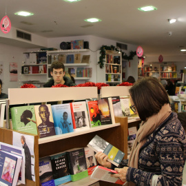 Persones comprant llibres en una de les llibreries de Calonge