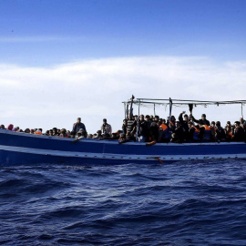 Una patera cerca de la costa de Libia.