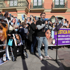 Ezequiel Nicolás (c), portavoz de la familia y expareja de Sara G., fallecida tras serle realizada una liposucción en Cartagena, hace una declaración durante una concentración este sábado en Murcia para pedir justicia.