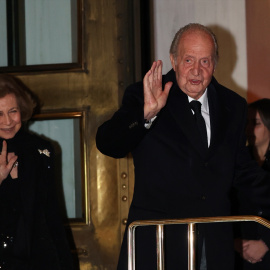 Los reyes Juan Carlos y Sofía salen del restaurante donde se ha celebrado una cena, a 15 de enero de 2023, en Atenas.