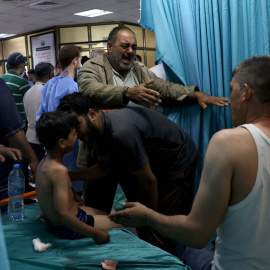 Palestinos en un hospital del norte de Gaza tras el bombardeo de Israel.