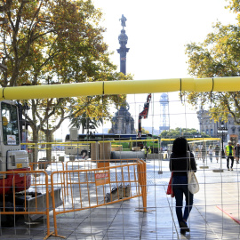 Obres al tram inferior de la Rambla de Barcelona, amb el monument de Colom al fons, el dia en què ha començat la primera fase per remodelar el passeig.