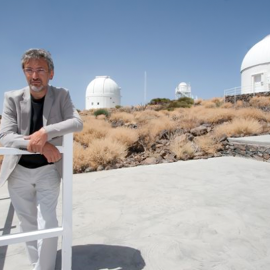 El astrofísico Garik Israelian, junto al observatorio astronómico canario