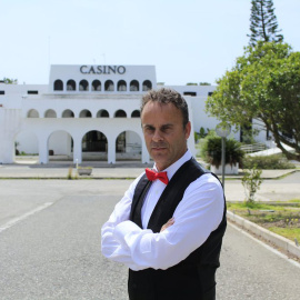 Foto del exconcejal Alejandro Gutiérrez, vestido de  crupier, delante del casino de El Puerto de Santa María.