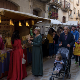 20-4-2023 Visitants al mercat de la 35a Setmana Medieval de Montblanc.