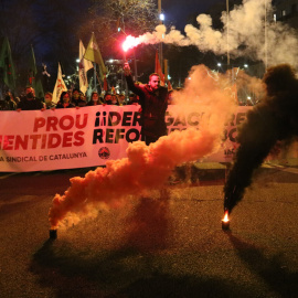 Capçalera de la manifestació contra la reforma laboral a Barcelona, amb pots de fum en el seu inici.