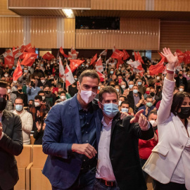 El presidente del Gobierno y secretario general del PSOE, Pedro Sánchez, junto a Luis Tudanca en Zamora, en el Teatro Ramos Carrión, a 29 de enero de 2022, en Zamora.