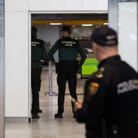 Dos agentes de la Guardia Civil en la puerta de llegadas de la terminal T1 del Aeropuerto Adolfo Suárez Madrid Barajas, a 3 de abril de 2024, en Madrid (España).