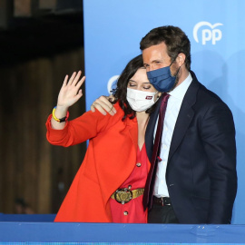 La presidenta de la Comunidad de Madrid, Isabel Díaz Ayuso; y el líder del PP, Pablo Casado en el balcón de la calle Génova.