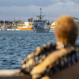 Una persona observa el cazaminas Sella zarpar del puerto de Cartagena para integrarse en la Snmcmg 2 de la OTAN, a 25 de enero de 2022, en Cartagena, Murcia.