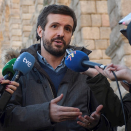 29/01/2022 Pablo Casado atiende a los medios durante una visita a la provincia de Segovia, en el marco de la campaña electoral de Castilla y León