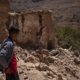 Un superviviente del terremoto observa la devastación en la aldea de Takhit, provincia de Chichaoua, Marruecos, el 14 de septiembre de 2023.