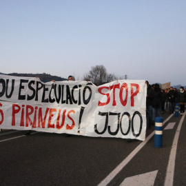 Capçalera de la manifestació contra els Jocs Olímpics d'Hivern a Berga.