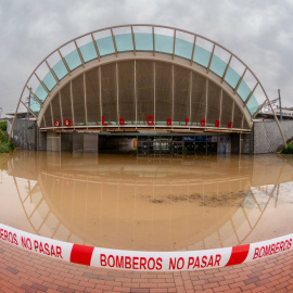 Imagen de una zona inundada en la estación de la Garena en Alcalá de Henares, Madrid, tras las fuertes lluvias caídas anoche.