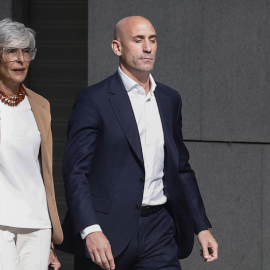 El expresidente de la RFEF Luis Rubiales, junto a su abogada, Olga Tubau, a su llegada a declarar, en Madrid, a 15 de septiembre de 2023.