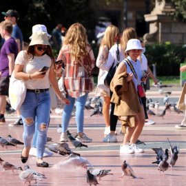 Turistes a la plaça Catalunya de Barcelona, en una imatge de l'octubre de 2021.