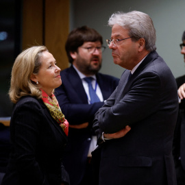 La vicepresidenta del Gobierno de España y ministra de Economía y Transformación Digital, Nadia Calvino, y el comisario europeo de Economía, Paolo Gentiloni, este lunes en Bruselas.