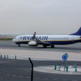 Un avión de Ryanair en el aeropuerto Adolfo Suárez Madrid-Barajas, a 2 de enero de 2024, en Madrid. Foto de archivo.