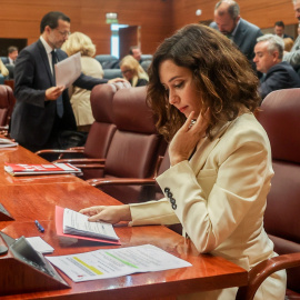 La presidenta de la Comunidad de Madrid, Isabel Díaz Ayuso, durante una sesión plenaria en la Asamblea de Madrid, a 13 de octubre de 2022, en Madrid (España).