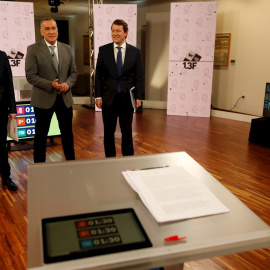 El candidato del PP, Alfonso Fernández Mañueco (2d), el del PSOE, Luis Tudanca (i), y el de Ciudadanos, Francisco Igea (d. en un monitor para participar de forma telemática), con el periodista y moderador Xabier Fortes, antes del debate electoral para 