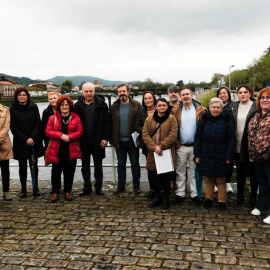 8/4/24 Militantes y cargos del BNG, este lunes en el embalse de Portodemouros, de donde Altri prevé extraer 46 millones diarios de litros de agua para su fábrica de celulosa.