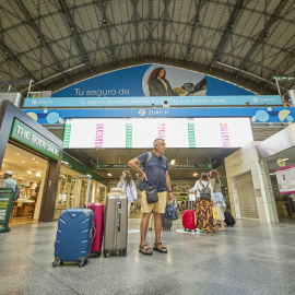 Varias personas con maletas en la estación de Atocha-Almudena Grandes, a 1 de septiembre de 2023, en Madrid