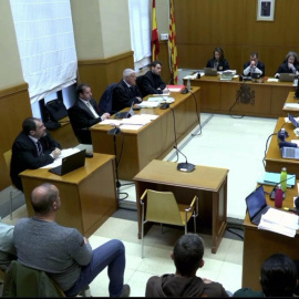 Vista general, a través de videoconferència, del judici contra quatre mossos d'esquadra per detenció il·legal i falsedat durant el confinament.