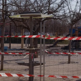 Vista del vallado en el Parque de Comillas, Carabanchel, donde se talarán algunos árboles por las obras de la ampliación de la Línea 11 de Madrid.