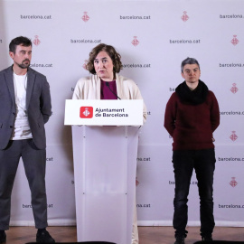 L'alcaldessa de Barcelona, Ada Colau, amb els regidors Lucía Martín i Marc Serra.