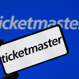 La Organización de Consumidores y Usuarios ha denunciado a Ticketmaster al Ministerio de Consumo por el cobro irregular y abusivo de comisiones al comprar entradas online.