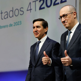 El presidente de BBVA, Carlos Torres Vila (i), y el consejero delegado, Onur Genç (d), presentan los resultados del banco correspondientes al ejercicio 2022). EFE/Mariscal