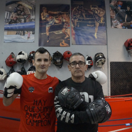 El Mani, l'entrenador, i l'Isaac, un dels participants en el projecte de boxa.